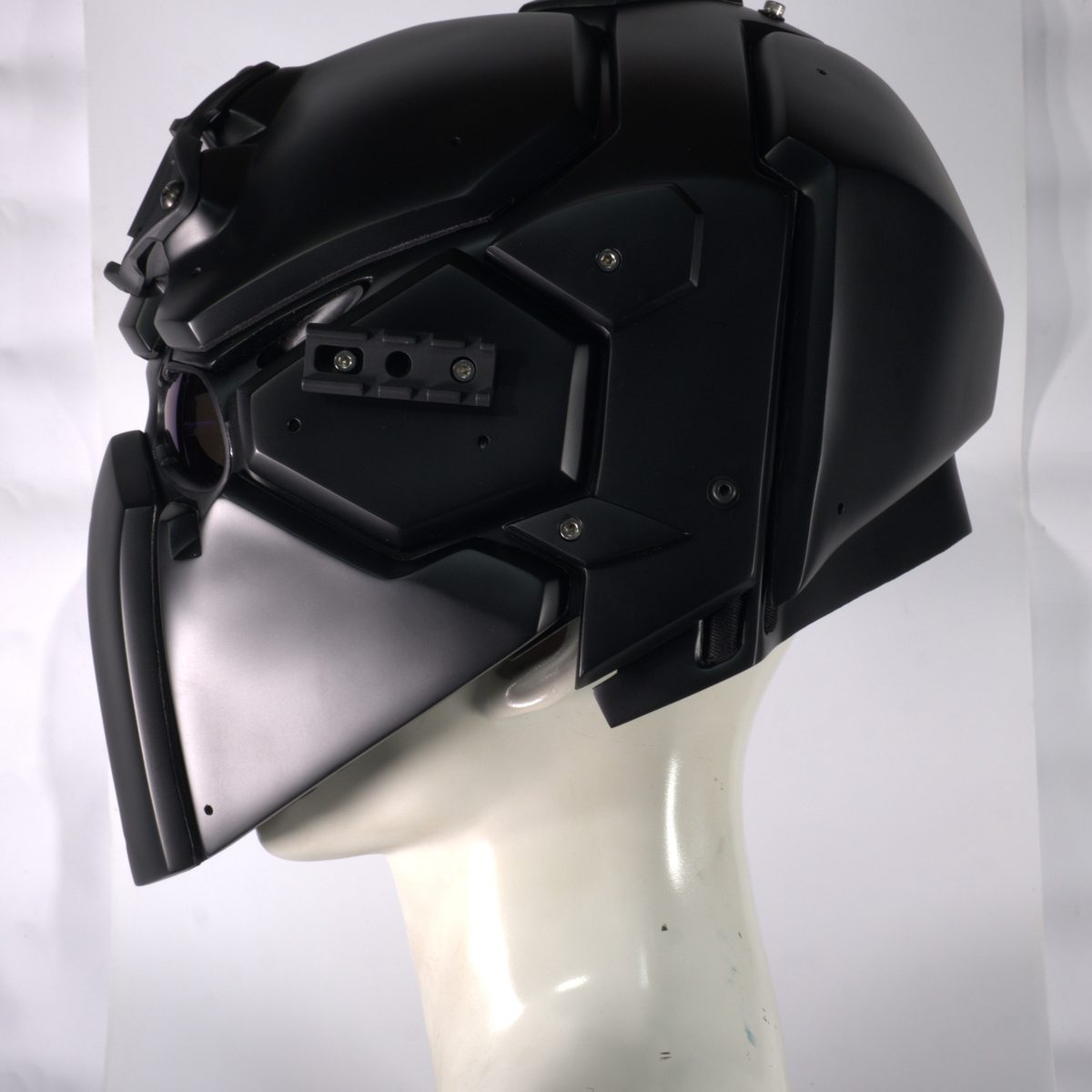 Ronin Breacher in profile, showing the 20 mm rail moulded into the side plate